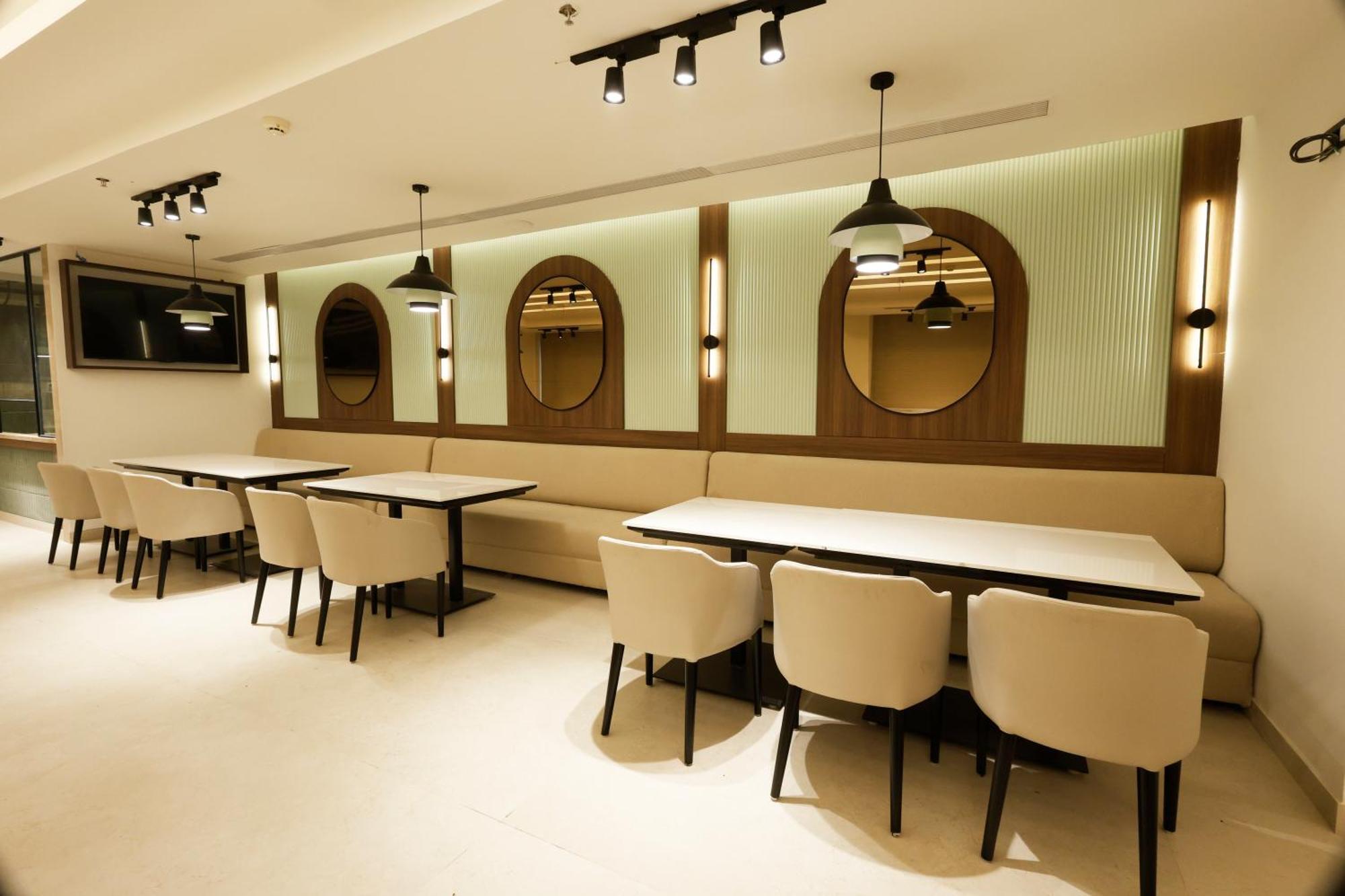 Tulip Inn Zirakpur Exterior foto